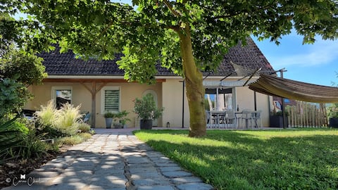 L'Eloge des Bulles in Champagne with pool