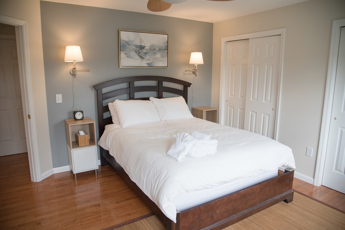 חדר שינה 1 - חדר שינה ראשי עם מיטת קווין סייז וחדר רחצה צמוד. 