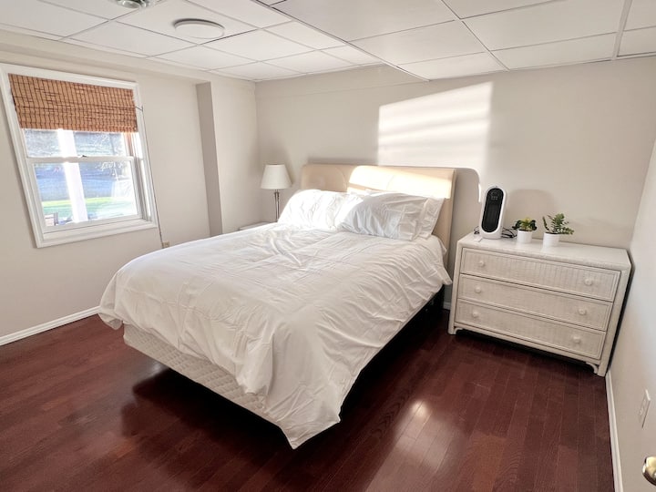 غرفة نوم 4 بسرير بحجم كبير