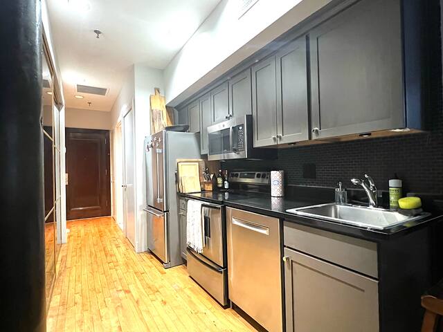 TRIBECA/SOHO 2 BEDROOM LUXURY LOFT w FIREPLACE gallery image 5