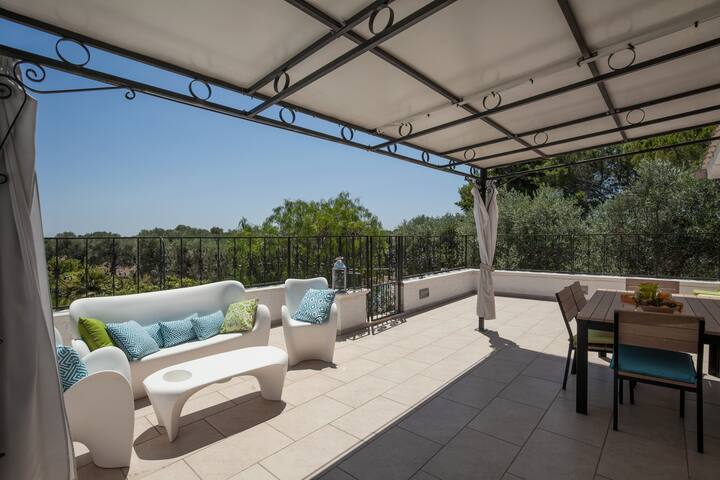 Piccinnu: first floor apartment with pool +gardens gallery image 3