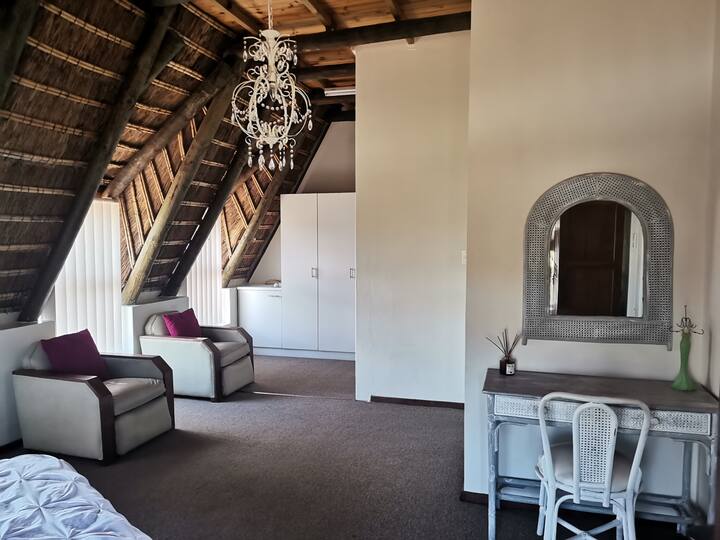 غرفة نوم رئيسية كبيرة مع حمام كامل في الجناح