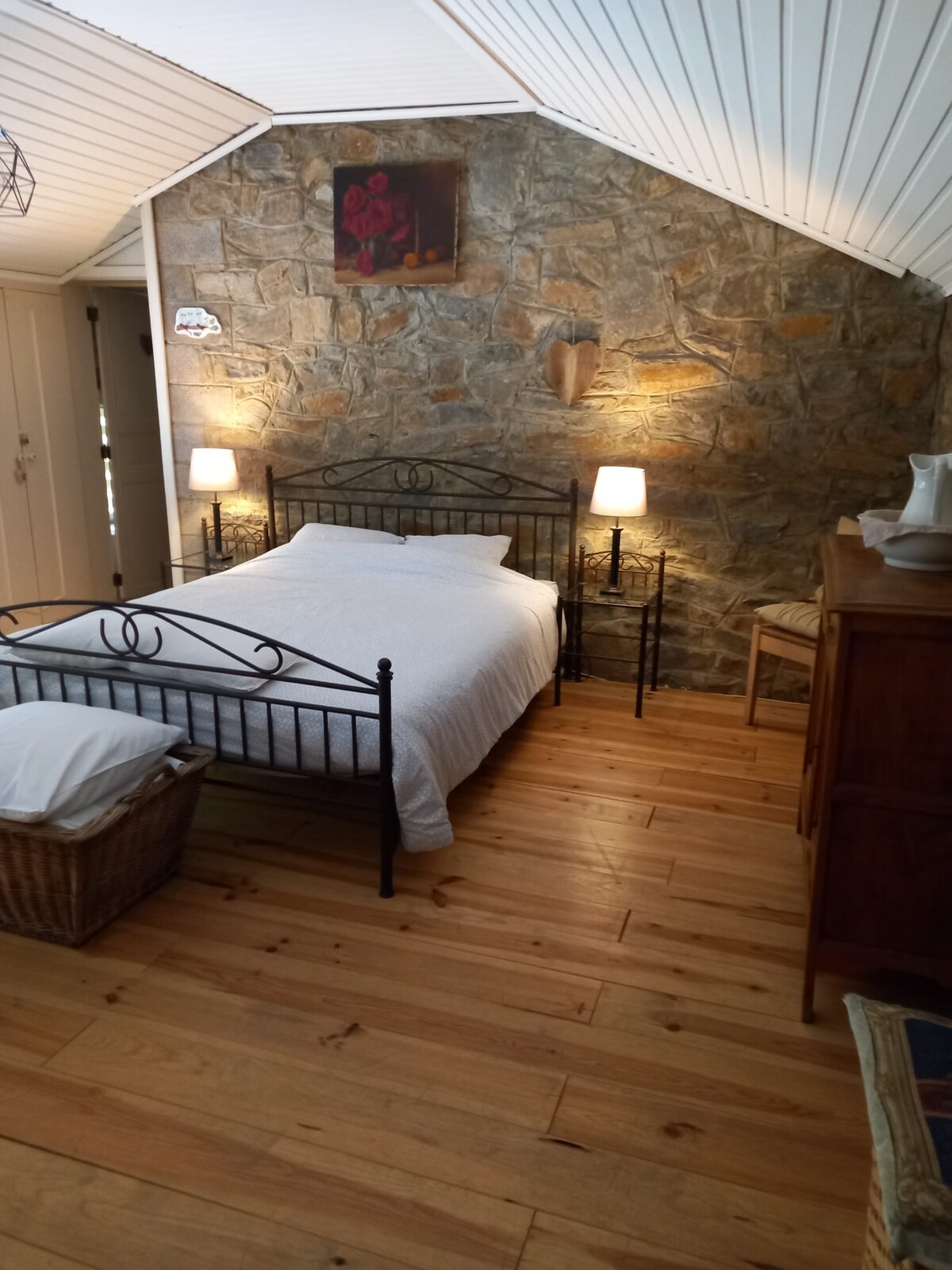 מיטה זוגית בקומת הביניים