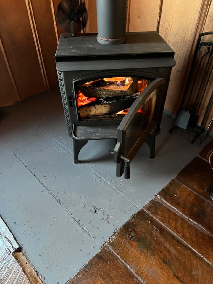 Se proporciona leña para la estufa de leña en el corazón de la cabaña. ¡Solo trae tu propio encendedor y un encendedor!