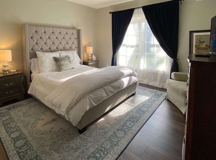 舒适的标准双人床卧室位于加大双人床卧室两端，享有隐私。 