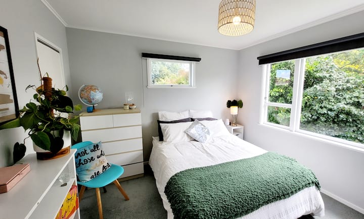 第二间卧室配有双人床、梳妆台和书架