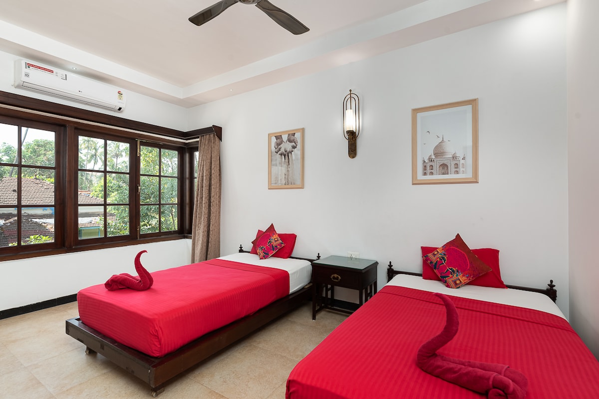 חדר שינה עם מיטת יחיד זוגית - וילה 6BHK