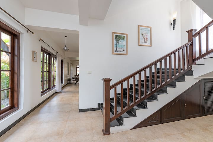 5BHK Villa Balinese style with pool just 12 minutes walk to the beach