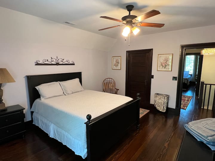 楼上主卧室配备全功能卫生间