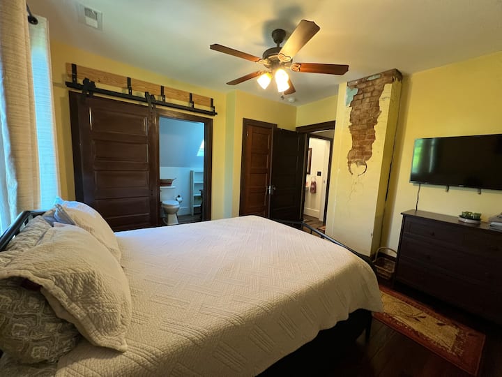 楼上卧室# 2 ，配备标准双人床和单人床和套房半浴室