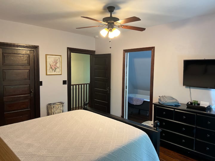 楼上主卧配备全套卫生间（右门）