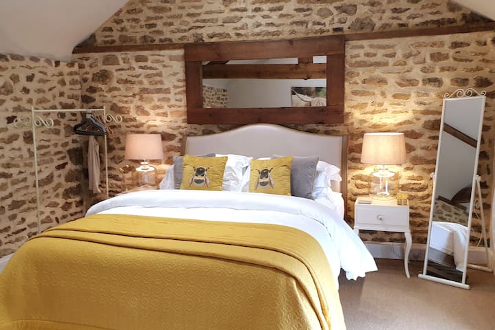 Chumba cha 6 cha kulala kwenye kiambatisho kilicho na kitanda aina ya king