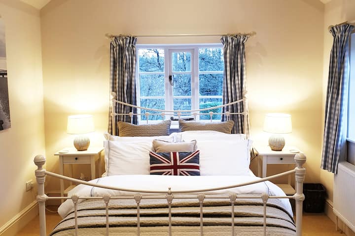 Kitanda cha ukubwa wa 5 aina ya king.