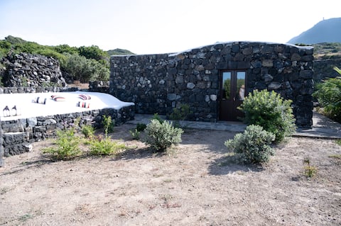 Top performing Airbnb: The Dammusino of Kamma Sopra in Pantelleria