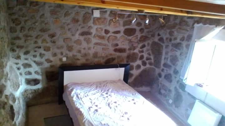 LIT 140  dans un cadre ancien (pierres apparentes)