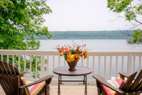 2 BR/2B Lake house Minutes from Town and Campus!