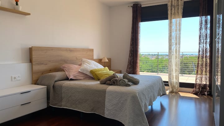 Bedroom with 180 x 190 bed