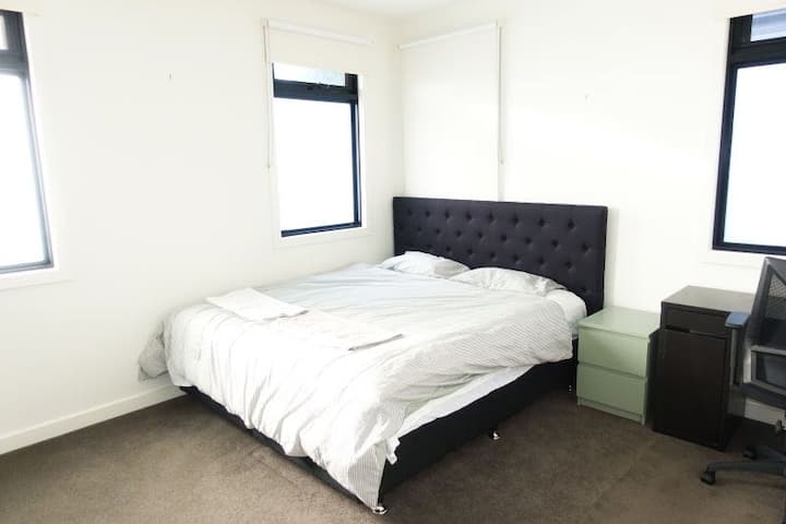 Dhoma jote private e gjumit (opsioni i krevatit dopio "king").