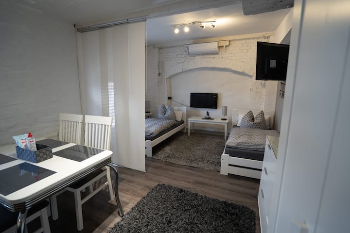 sala de estar/dormitorio superior con aire acondicionado y cocina incorporada