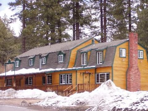 Perfect Woodsy Retreat at The GVL Lodge