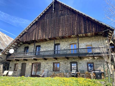 Charming chalet 350 m from the slopes. Very nice view.