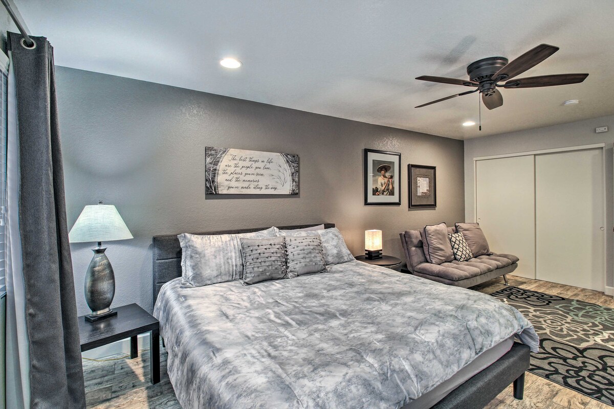 Dormitorio principal con cama tamaño king.