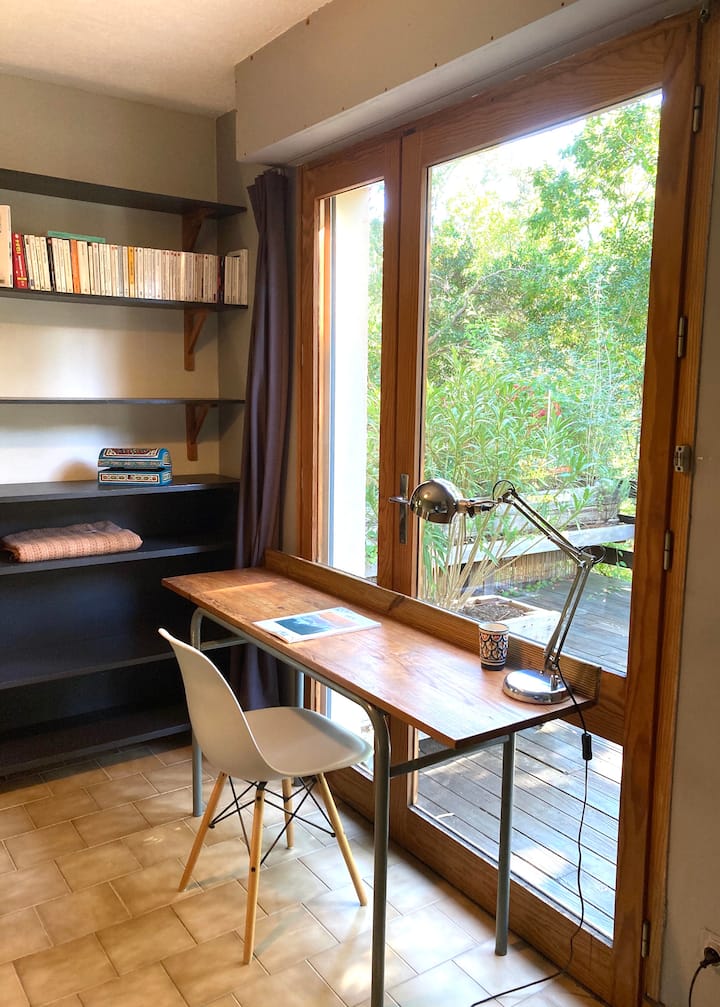 spálňa č.3 písací stôl s terasou a výhľadom na les