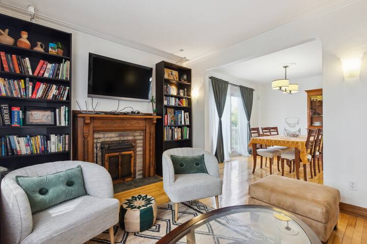 A big Cozy house near Downtown and coolest street.