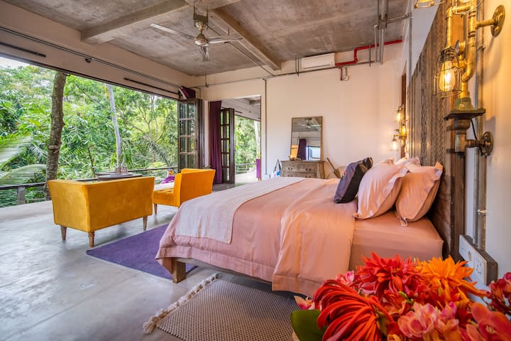 חדר שינה 1 עם פינת ישיבה פרטית עם מרפסת וג'ונגל