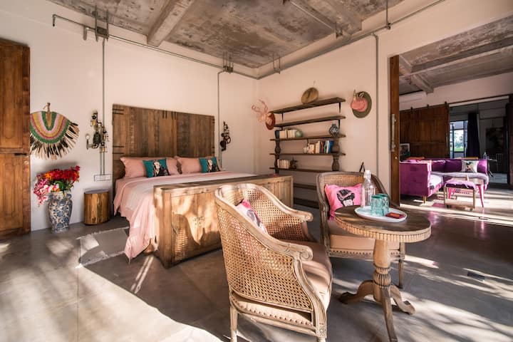 חדר שינה 2 עם פינת ישיבה פרטית עם מרפסת וג'ונגל