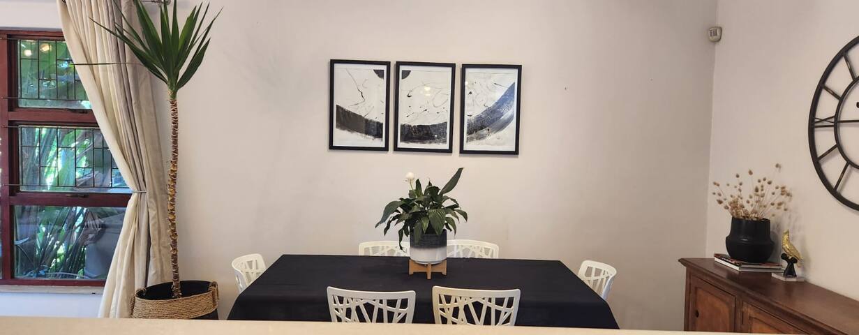 Aloma Holiday Home for 10 in Prime Location gallery image 3