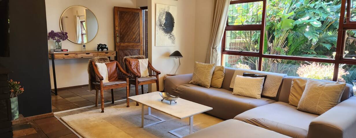 Aloma Holiday Home for 10 in Prime Location gallery image 2