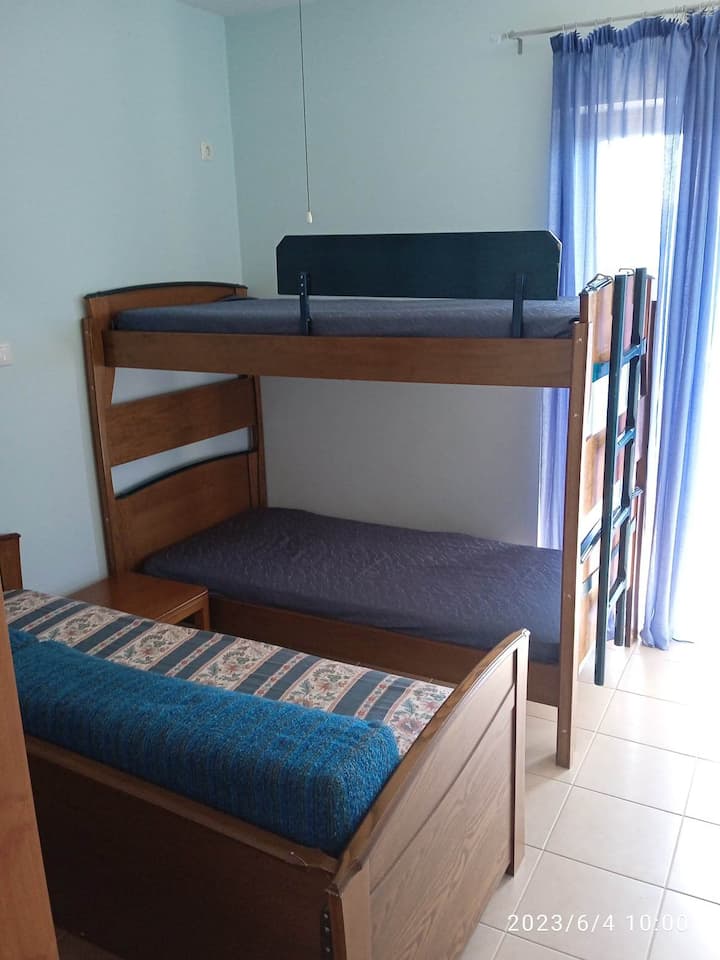 Dhoma 4 ( 1 krevat marinari + 1 krevat) 