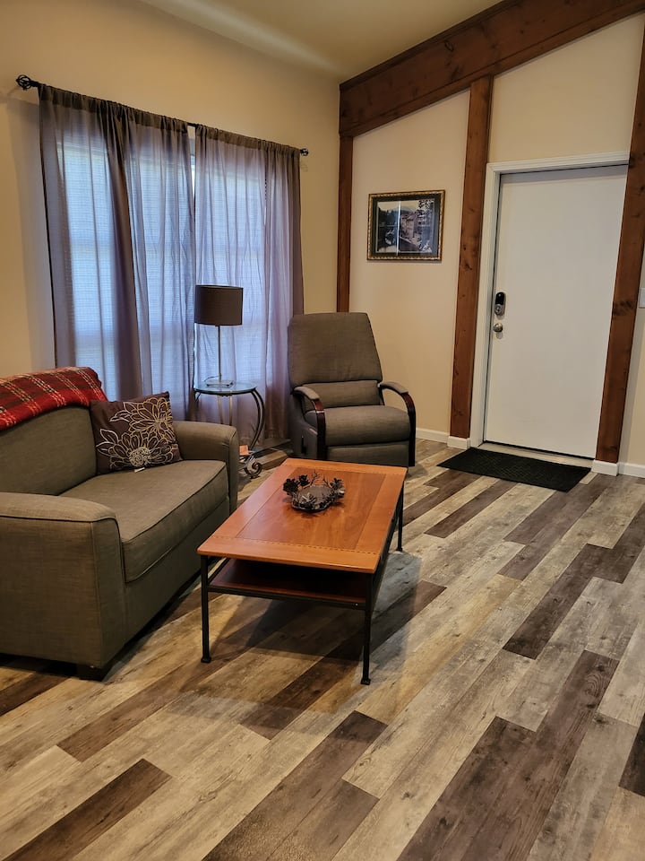 พื้นที่นั่งเล่นพร้อมเตียงเดี่ยวแบบดึงออกได้