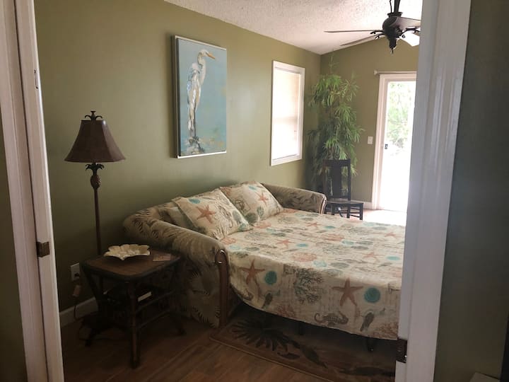 Спален диван тип Куин с възглавници и спално бельо в гардероба 