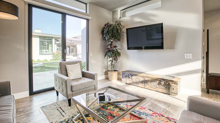 Una cómoda y acogedora suite con TV de pantalla plana, zona de estar y grandes ventanales.