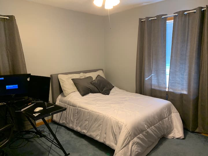 Dormitorio con cama completa.