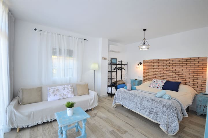 Bungalow (dormitorio numero 5) tiene TV, aire acondicionado de frio/calor, baño con ducha y
entrada separada del resto de la casa
