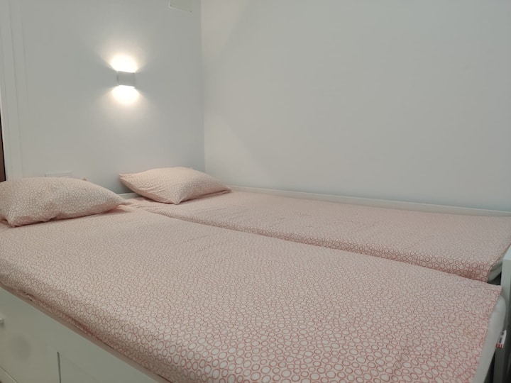 La habitación 2 tiene camas individuales convertibles que se extienden y se vuelven dobles.