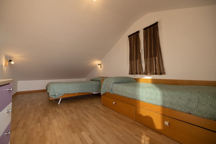 เตียงเดี่ยวในห้องนอน