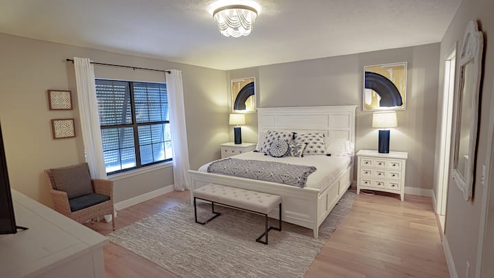 Prostrana primarna spavaća soba s bračnim krevetom i vlastitom kupaonicom s pogledom na bazen