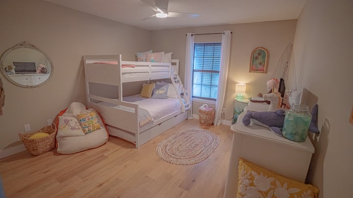 Gostinjska soba 2 ima krevet na kat s dvostrukim krevetom. 