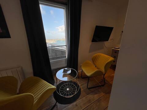 Studio view of the port of Bas Sablons, beach,wifi