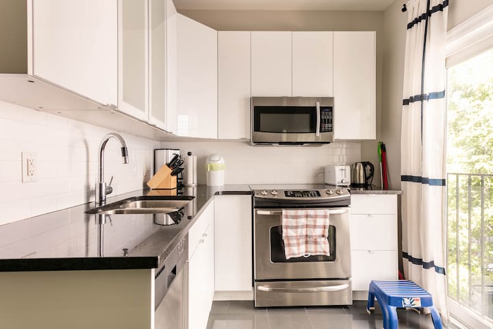 Cozy, Cool 2 Bedroom Little Italy