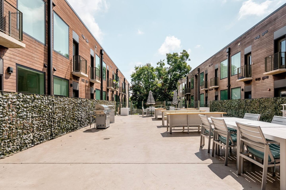 Downtown Oasis: Work, Pool, Gym and EV Park