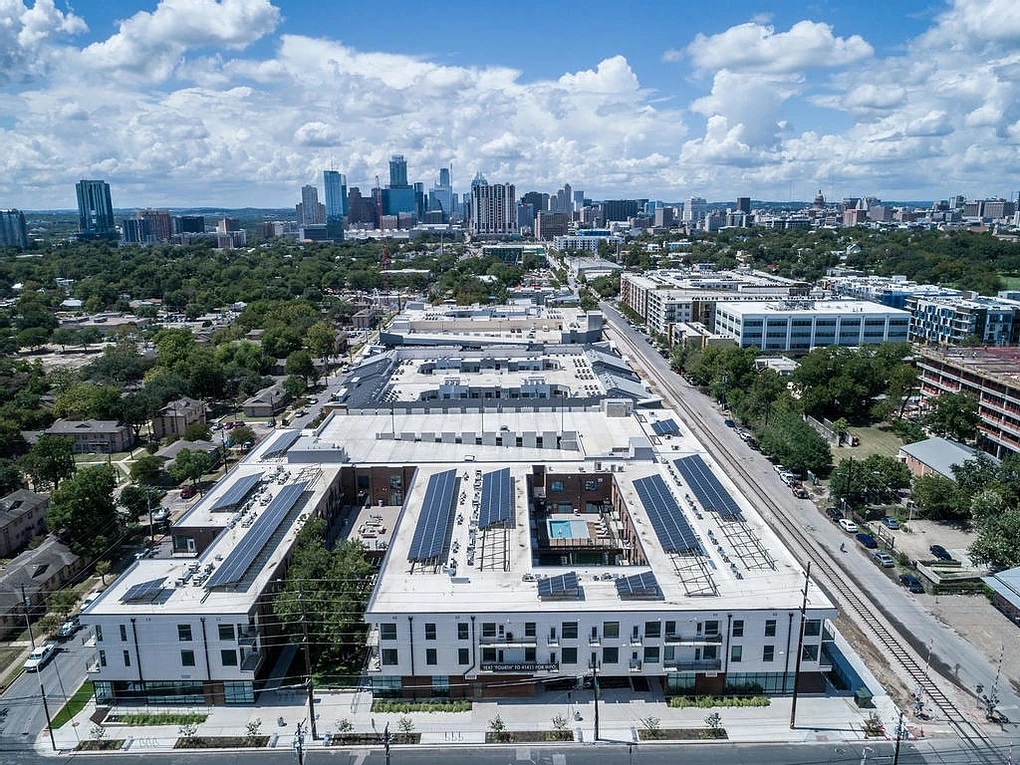 Downtown Oasis: Work, Pool, Gym and EV Park