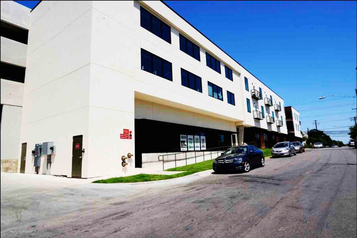 Downtown Oasis: Work, Pool, Gym and EV Park