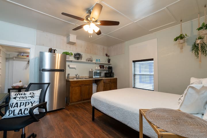 Buddha Room: Walk Dntn | Micro Apt | Pet Friendly - Gainesville, FL