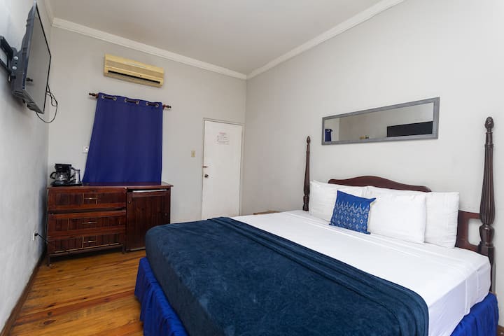 Опремена соба со телевизор и клима уред