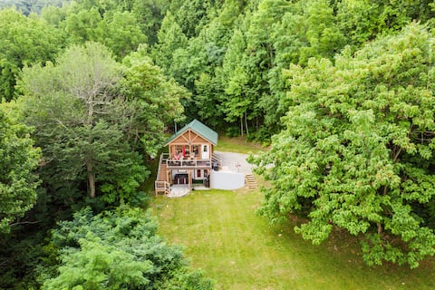 Dee's Cozy Haven~Mountain Views, HOT tub